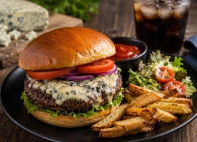 طرز تهیه برگر با پنیر بلوچیز؛ برگر آبدار با پنیر خوش طعم