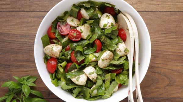 طرز تهیه سالاد با پنیر موزارلا به سبک رستورانی با گوجه و ریحان