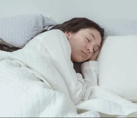 چرا خوابیدن در یک اتاق اندکی سرد، کیفیت خواب را بهتر می نماید؟
