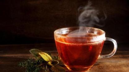 چرا نوشیدن چای پُر رنگ مضر است؟